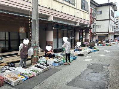 おはようございます(・▽・)<br />肘折温泉街では毎日6時くらいから朝市が開催されているので、早起きして行ってみました。<br /><br />地元のお婆ちゃま達が畑で採れた野菜やらキノコのおこわを売っています。<br />こちらではアスパラとナスを購入しました。どれもお安い(´∀｀*)<br />ナスを買ったところのおばーちゃんが「ほれ、おまけもってけ！」と袋にたくさん入れてくれました。ありがとうおばあちゃん！