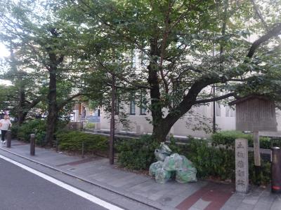 京都東急ホテルの近くの大宮五条からバスに乗って、京都河原町までやってきました。<br />バス停から木原街通りを北に向かって徒歩3分。<br />ここは、土佐藩邸の跡地です。
