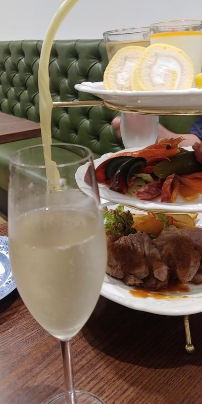 アフタヌーンティーコースに<br /><br />飲み物三杯ついて5500位です！<br /><br />一休レストランから予約しました<br /><br />お酒も中国茶もソフトドリンクもオーケー<br /><br />まずはスパークリングで乾杯！