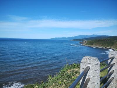 前日は雨だったが、この日は晴。<br />厚沢部町の俄虫温泉を出発しすぐに日本海に到達、これから長い道が続く。<br />しばらくして乙部町の道の駅に到着。景色はよいが、小さな土産物店があるだけ。