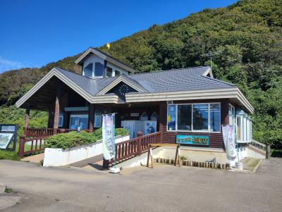 日本海側は小さな集落が点在するだけで、ひたすら海沿いに走る。<br />せたな町大成にある小さな道の駅
