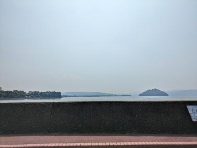 乗合ジャンボタクシーに乗って、ボーッと外を見てて違和感。あ、車が左側通行だ。先週はドイツにいたので、なんか、車の右側通行がインプットされてたみたい。不思議な感覚だった。<br /><br />って言ってる場合じゃない！これからレンタカーで運転するんだ。車は左側、車は左側、車は左側…<br />しかしジャンボタクシー1700円で佐世保までひとっ飛びなんだが、安いな。高速も使ってるんだが、採算取れてるんだろうか（余計なお世話…）