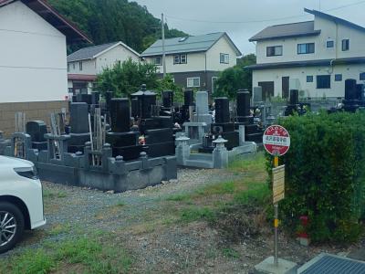 墓地好き。住宅街とバス停と墓地。